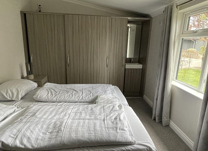 Stijlvolle woonkamer in Vrijstaande woning in Biddinghuizen, Oostelijk Flevoland met moderne keuken en comfortabele zithoek.