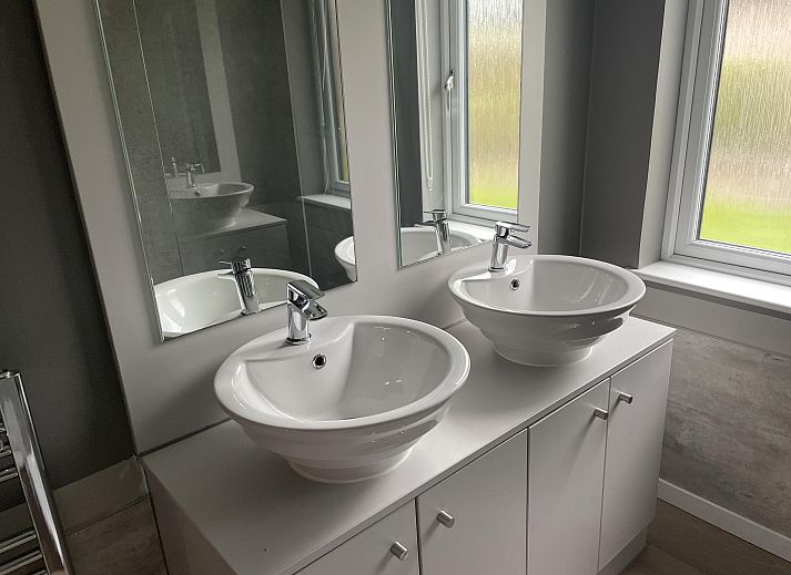 Stijlvolle binnenruimte van de Vrijstaande woning in Biddinghuizen, een vakantiehuis in Oostelijk Flevoland met moderne keuken en gezellige woonkamer.