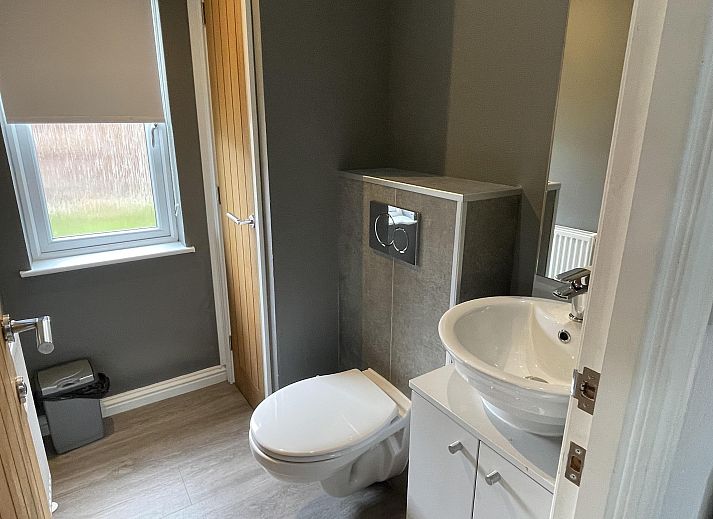 Stijlvolle binnenruimte van de Vrijstaande woning in Biddinghuizen, een vakantiehuis in Oostelijk Flevoland met moderne keuken en gezellige woonkamer.