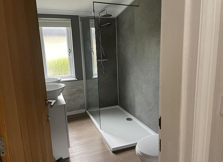 Stijlvolle binnenruimte van de Vrijstaande woning in Biddinghuizen, een vakantiehuis in Oostelijk Flevoland met moderne keuken en gezellige woonkamer.