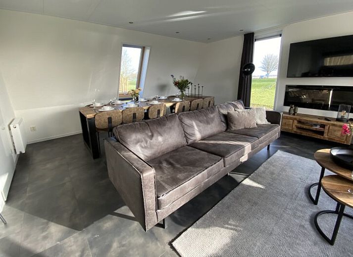 Modern detached house in Biddinghuizen, Flevoland, with spacious terrace and green surroundings, ideal vacation home for nature lovers.