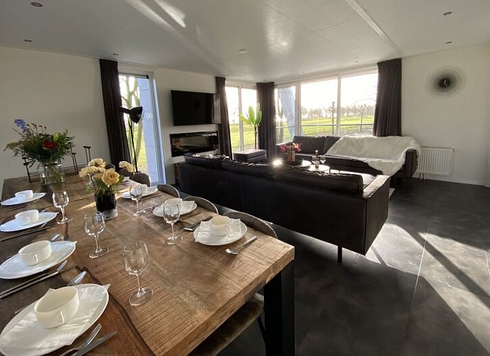 Modern detached house in Biddinghuizen, Flevoland, with spacious terrace and green surroundings, ideal vacation home for nature lovers.