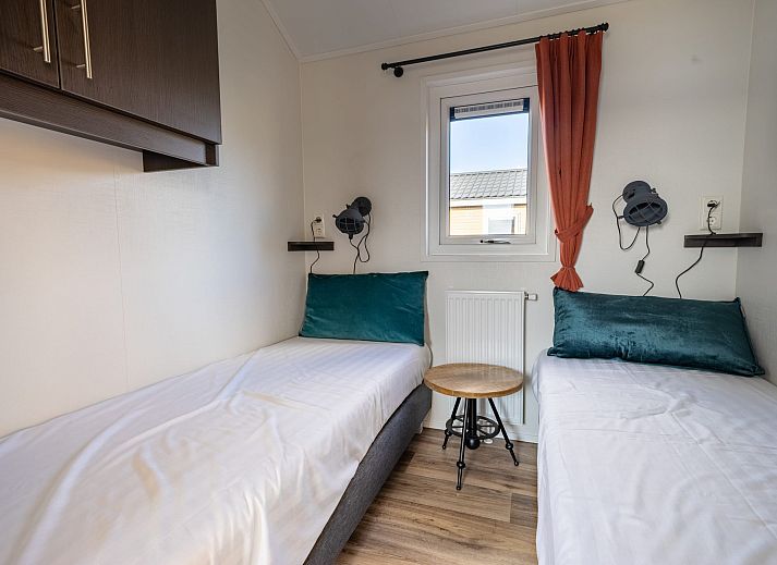 Gemtliches Wohnzimmer des freistehenden Hauses in Biddinghuizen, Ost-Flevoland, mit grnem Sofa und stilvoller Einrichtung.