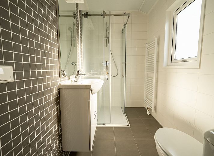 Gemtliches Wohnzimmer des freistehenden Hauses in Biddinghuizen, Ost-Flevoland, mit grnem Sofa und stilvoller Einrichtung.