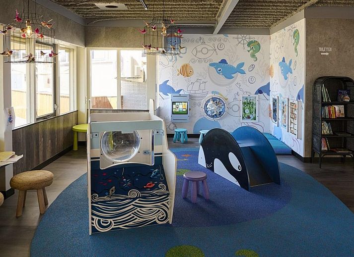 Dining area and kitchen in Safari Tent Wood, Biddinghuizen, perfect for a relaxing vacation in Flevoland.