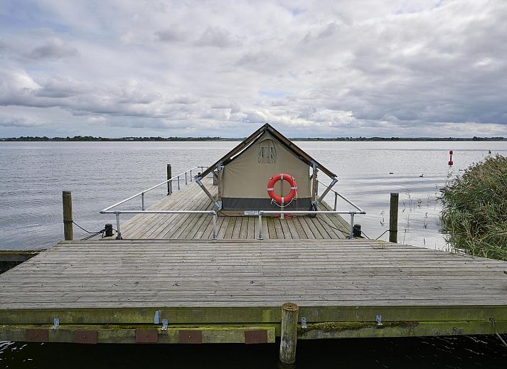 Veranda des Safari Zelt XS fuer 2 Personen in Biddinghuizen, Flevoland mit Blick aufs Wasser.