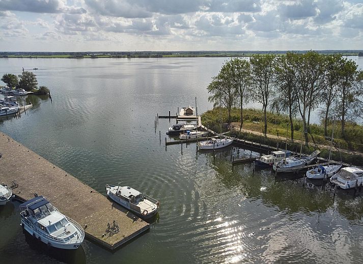 Veranda des Safari Zelt XS fuer 2 Personen in Biddinghuizen, Flevoland mit Blick aufs Wasser.