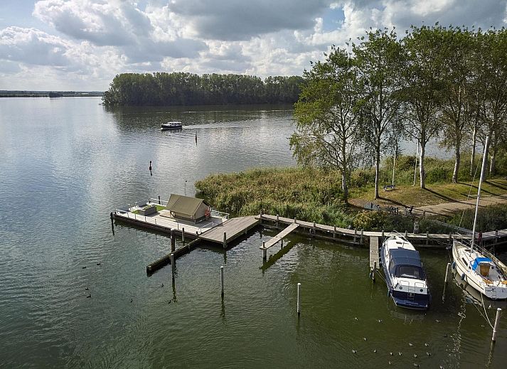 Veranda des Safari Zelt XS fuer 2 Personen in Biddinghuizen, Flevoland mit Blick aufs Wasser.