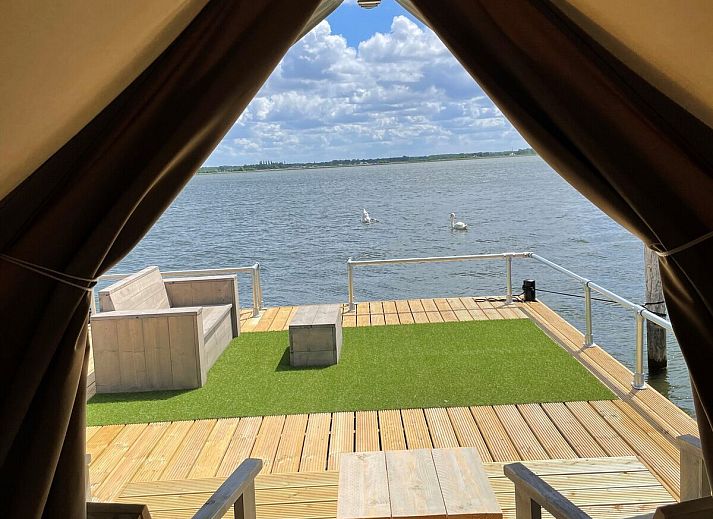 Safari-Zelt XS auf einem Steg in Biddinghuizen, Ost-Flevoland, mit atemberaubendem Wasserblick.