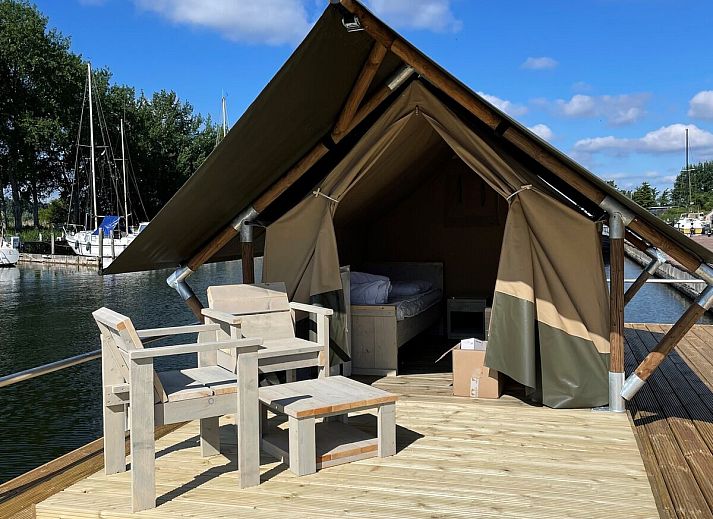 Safari-Zelt XS auf einem Steg in Biddinghuizen, Ost-Flevoland, mit atemberaubendem Wasserblick.