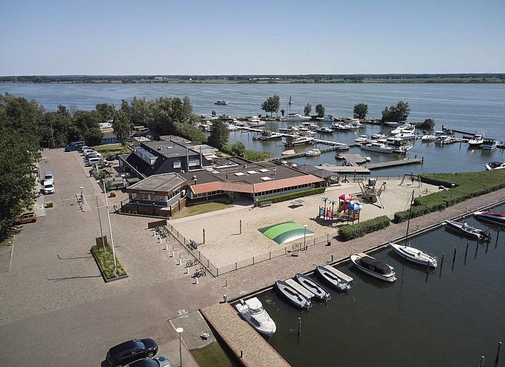 Safari-Zelt XS auf einem Steg in Biddinghuizen, Ost-Flevoland, mit atemberaubendem Wasserblick.