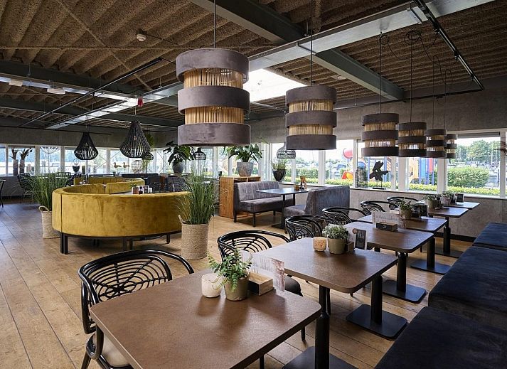 Luftaufnahme von Safari Tent XS in Biddinghuizen, Flevoland mit umliegender Natur und Booten.