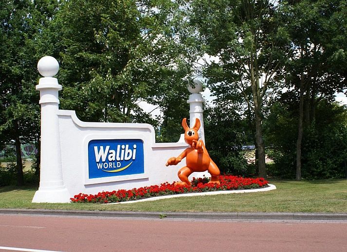 Blick auf das Safarizelt XS am Wasser in Biddinghuizen, Flevoland mit gruener Umgebung.