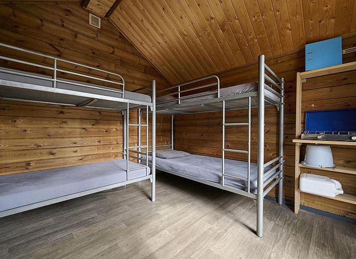 Trekkershut 4 Personen in Biddinghuizen, Flevoland met ruime veranda omgeven door natuur.