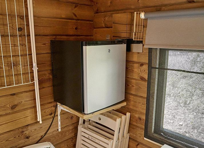 Gezellige vakantiehuisjes Trekkershut 4 Personen in Biddinghuizen, Flevoland met houten terras.