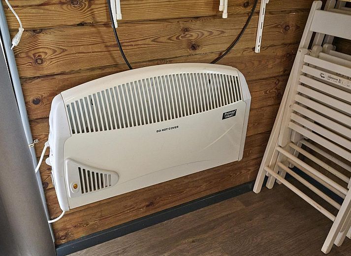 Gezellige vakantiehuisjes Trekkershut 4 Personen in Biddinghuizen, Flevoland met houten terras.