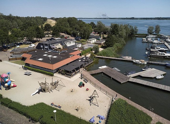 Gezellige vakantiehuisjes Trekkershut 4 Personen in Biddinghuizen, Flevoland met houten terras.