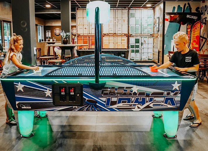 Duo genietend op het terras van Trekkershut 4 Personen in Biddinghuizen, Flevoland.