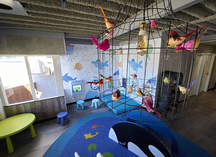 Duo genietend op het terras van Trekkershut 4 Personen in Biddinghuizen, Flevoland.