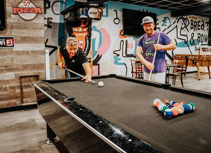 Duo genietend op het terras van Trekkershut 4 Personen in Biddinghuizen, Flevoland.