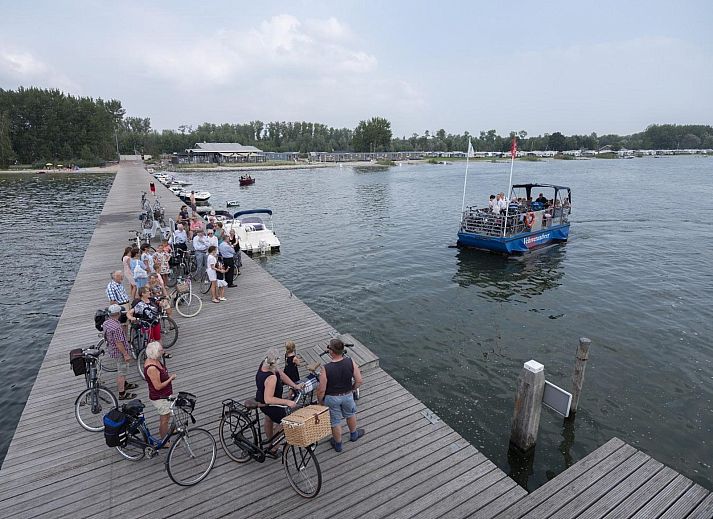 Rustieke glamping lodge Trekkershut 4 Personen in Biddinghuizen, Flevoland met picknicktafel.