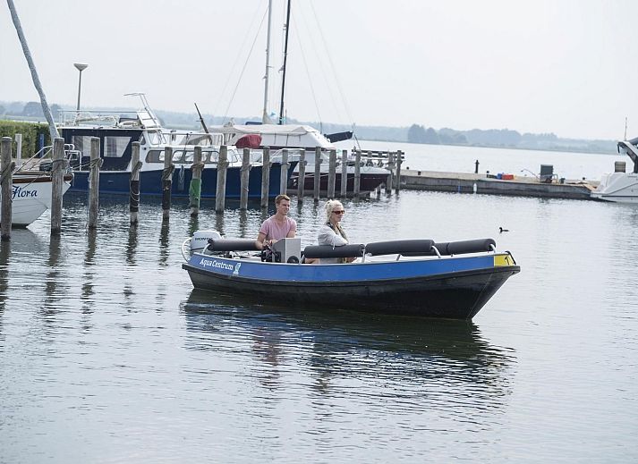 Rustieke glamping lodge Trekkershut 4 Personen in Biddinghuizen, Flevoland met picknicktafel.