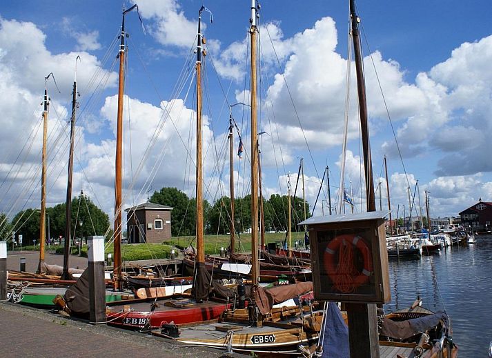 Rustieke glamping lodge Trekkershut 4 Personen in Biddinghuizen, Flevoland met picknicktafel.