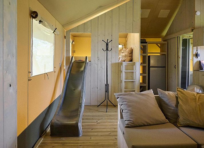 Bequemer Liegestuhl auf der Veranda der Medley Lodge in Biddinghuizen, Ost-Flevoland, Flevoland.