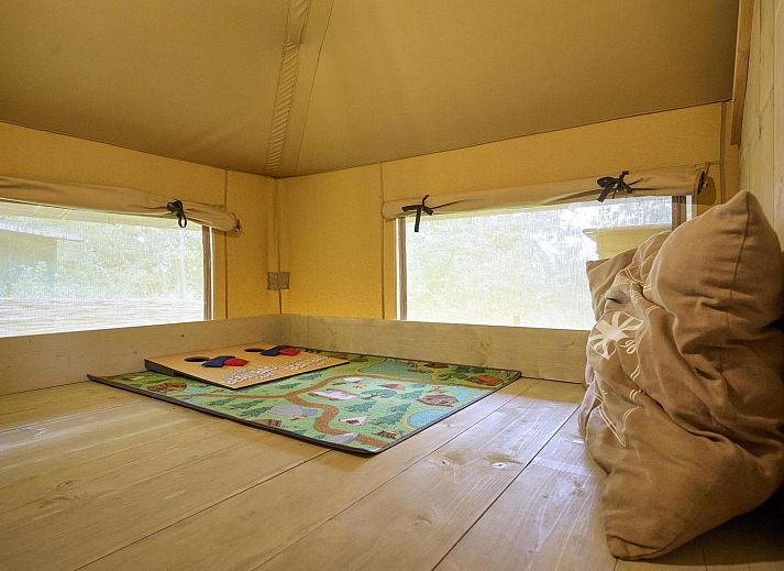 Bequemer Liegestuhl auf der Veranda der Medley Lodge in Biddinghuizen, Ost-Flevoland, Flevoland.