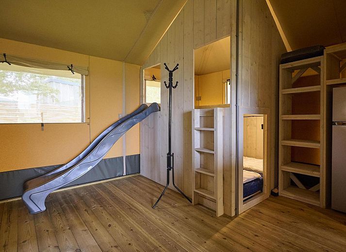 Bequemer Liegestuhl auf der Veranda der Medley Lodge in Biddinghuizen, Ost-Flevoland, Flevoland.