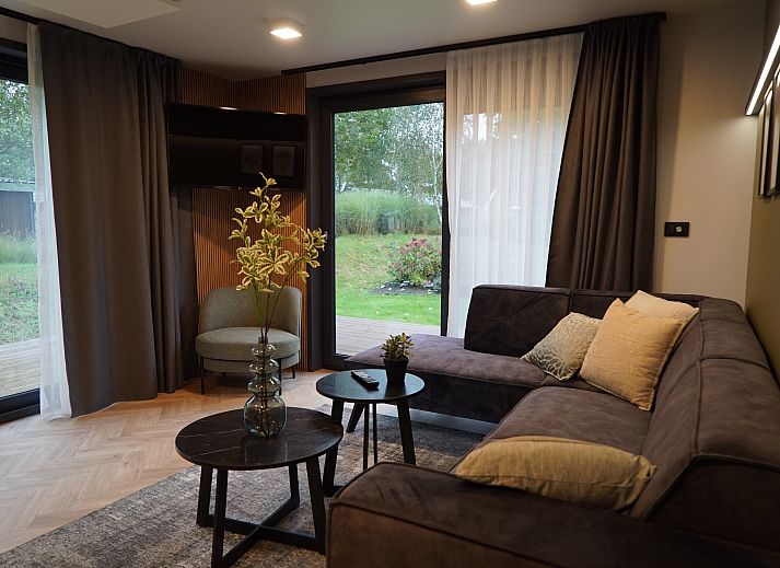 Chalet in Biddinghuizen, vakantiehuis in Oostelijk Flevoland met moderne buitenkant en houten terras.