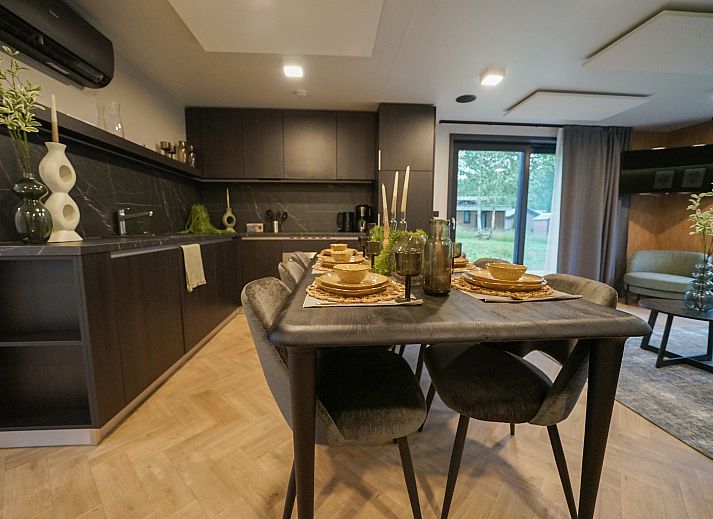 Chalet in Biddinghuizen, vakantiehuis in Oostelijk Flevoland met moderne buitenkant en houten terras.