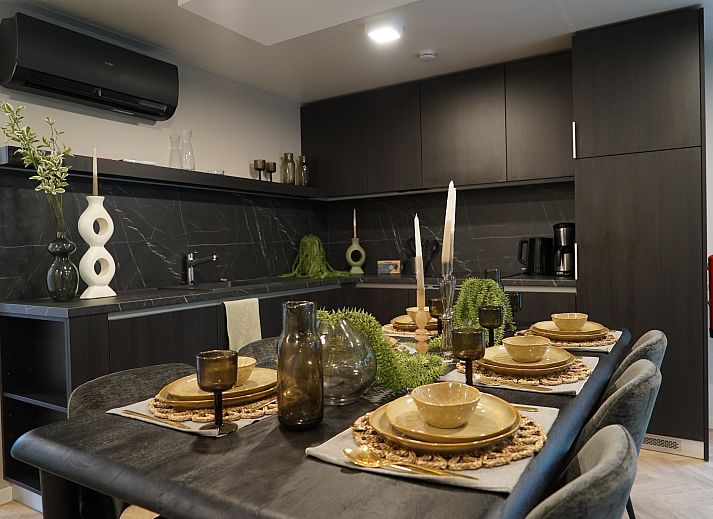 Gezellige woonkamer in Chalet in Biddinghuizen, vakantiehuis in Flevoland met comfortabele bank.