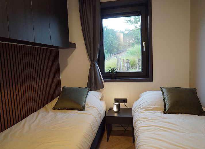 Gezellige woonkamer in Chalet in Biddinghuizen, vakantiehuis in Flevoland met comfortabele bank.