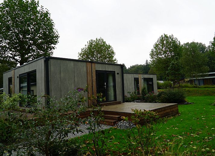 Stijlvolle binnenruimte van Chalet in Biddinghuizen, vakantiehuis in Oostelijk Flevoland met uitzicht op de tuin.