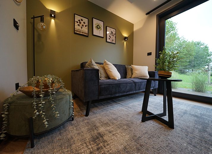 Stijlvolle binnenruimte van Chalet in Biddinghuizen, vakantiehuis in Oostelijk Flevoland met uitzicht op de tuin.