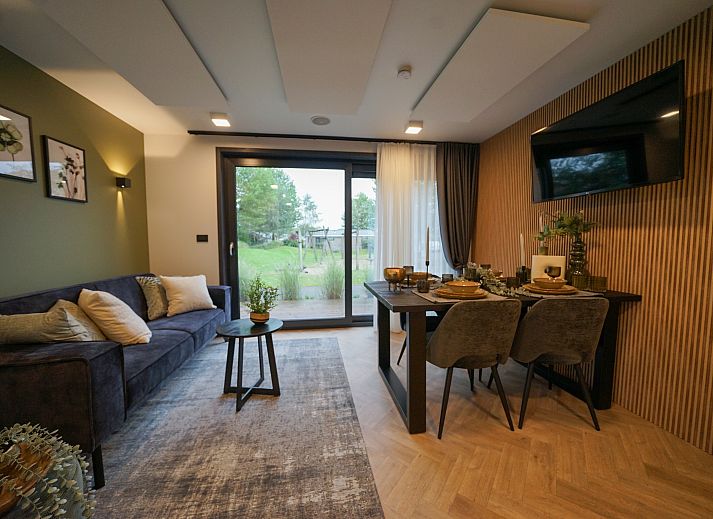 Stijlvolle binnenruimte van Chalet in Biddinghuizen, vakantiehuis in Oostelijk Flevoland met uitzicht op de tuin.