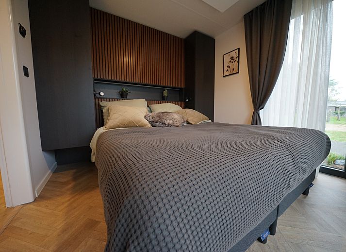 Eetkamer in Chalet in Biddinghuizen, vakantiehuis in Flevoland met moderne keuken en eettafel.