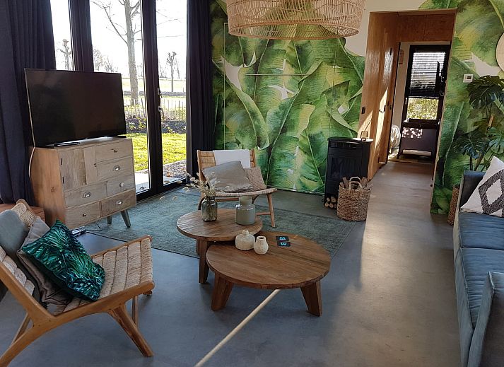 Chalet in Biddinghuizen biedt een modern exterieur in Oostelijk Flevoland, ideaal voor natuurliefhebbers.