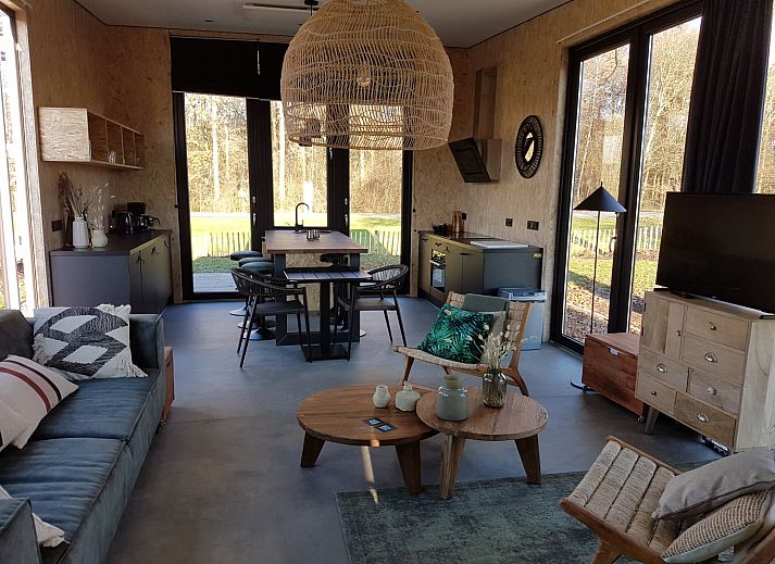 Chalet in Biddinghuizen biedt een modern exterieur in Oostelijk Flevoland, ideaal voor natuurliefhebbers.