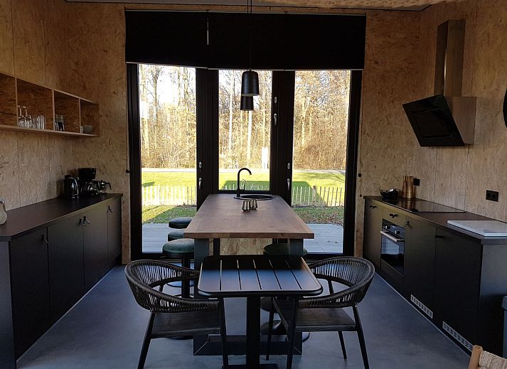 Chalet in Biddinghuizen biedt een modern exterieur in Oostelijk Flevoland, ideaal voor natuurliefhebbers.