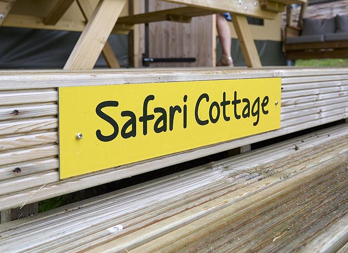 Safari Cottage in Biddinghuizen, a charming glamping lodge for 4-6 people in green Flevoland.