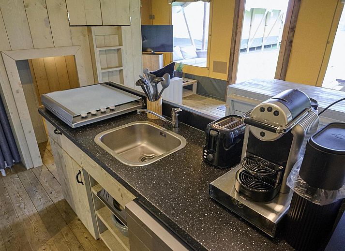 Safari Cottage in Biddinghuizen, a cozy safari tent for 4-6 people in the heart of Flevoland.