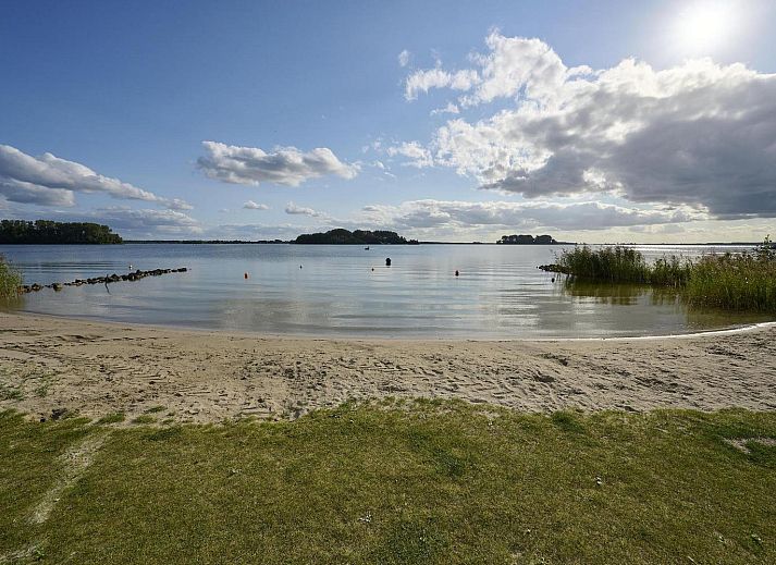 Comfortable sitting area on the porch of Safari Cottage in Biddinghuizen, perfect for relaxation in Flevoland.