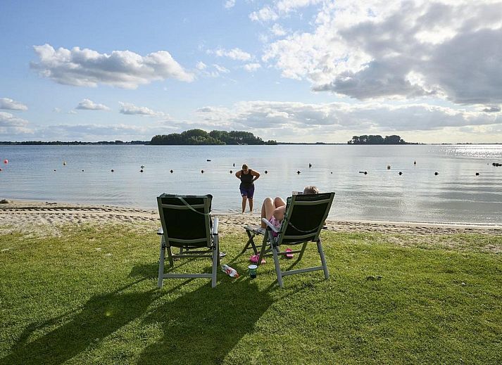 Comfortable sitting area on the porch of Safari Cottage in Biddinghuizen, perfect for relaxation in Flevoland.