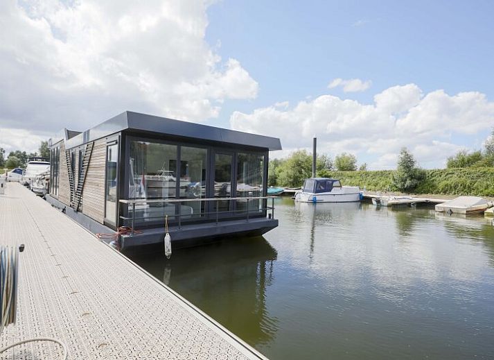Genieen Sie die ruhige Lage am Wasser beim Freistehenden Haus in Biddinghuizen, einem einzigartigen Ferienhaus in Oostelijk Flevoland, Flevoland.