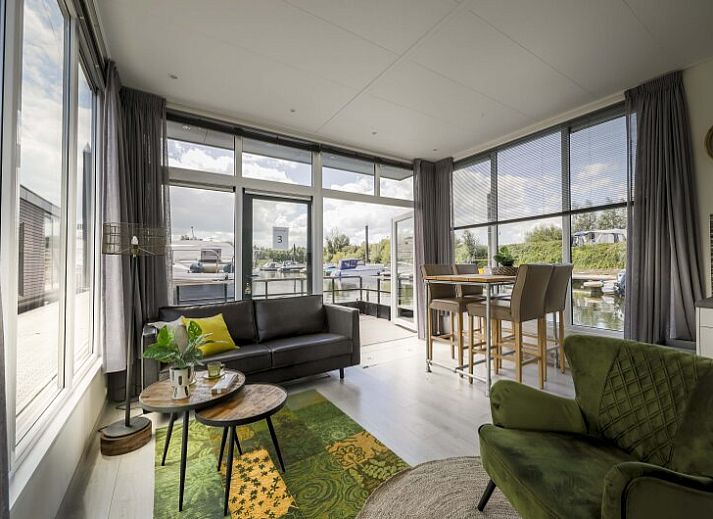 Genieen Sie die ruhige Lage am Wasser beim Freistehenden Haus in Biddinghuizen, einem einzigartigen Ferienhaus in Oostelijk Flevoland, Flevoland.