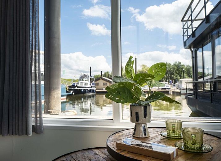 Genieen Sie die ruhige Lage am Wasser beim Freistehenden Haus in Biddinghuizen, einem einzigartigen Ferienhaus in Oostelijk Flevoland, Flevoland.