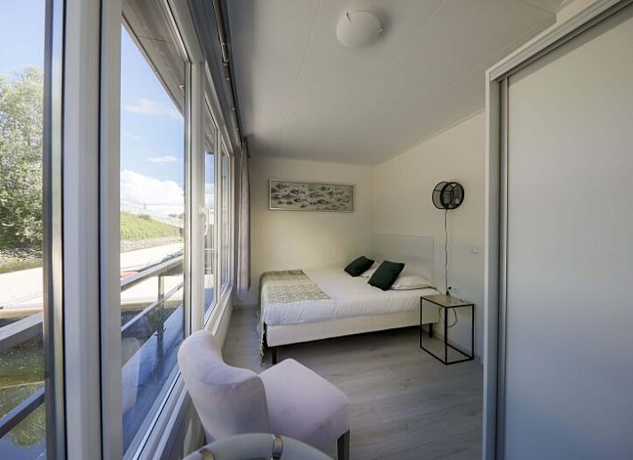 Helles Wohnzimmer im freistehenden Haus in Biddinghuizen mit Blick auf das Wasser, gelegen in Oostelijk Flevoland, Flevoland.