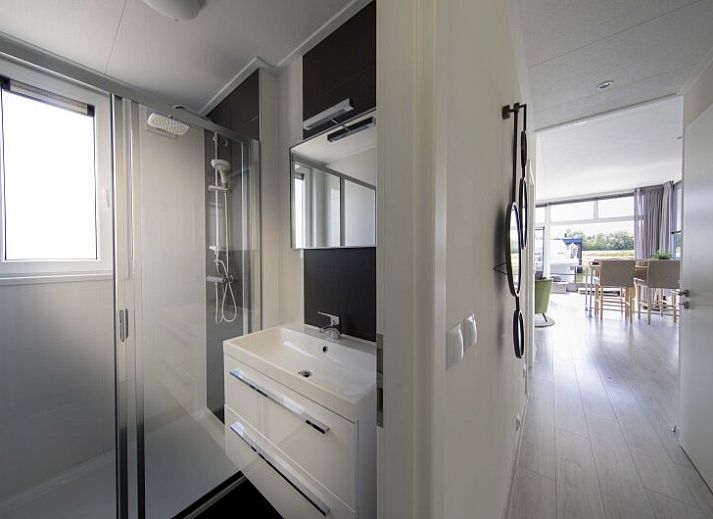 Helles Wohnzimmer im freistehenden Haus in Biddinghuizen mit Blick auf das Wasser, gelegen in Oostelijk Flevoland, Flevoland.